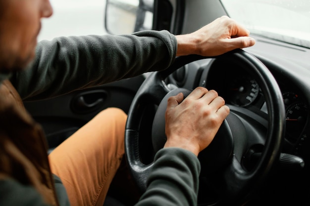 Nahaufnahme Mann im Auto fahren