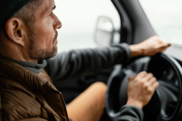 Nahaufnahme Mann im Auto fahren