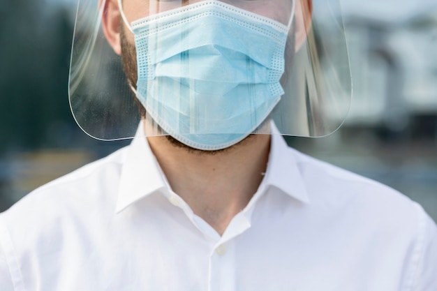 Nahaufnahme Mann mit Maske