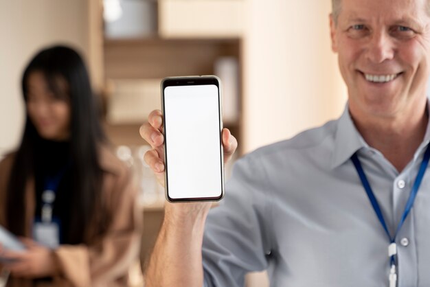 Nahaufnahme Mann mit Smartphone