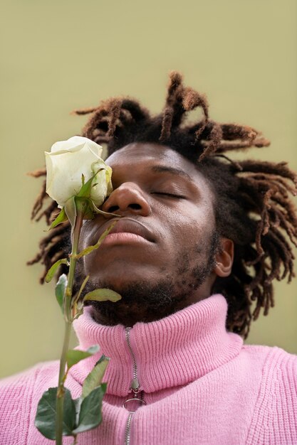 Nahaufnahme Mann posiert mit Blume