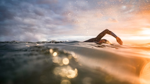 Kostenloses Foto nahaufnahme mann schwimmen