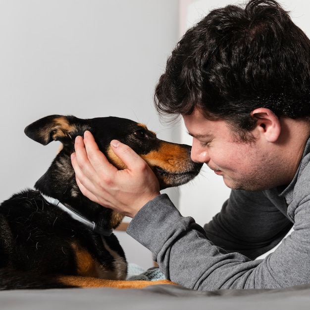 Nahaufnahme Mann und niedlicher Hund