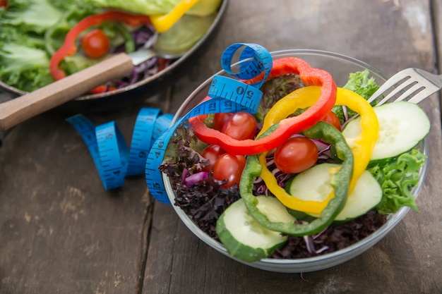 Nahaufnahme Maßband mit einem Salat