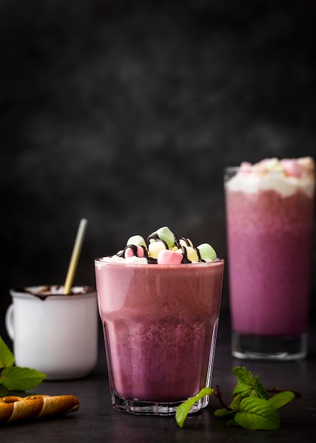 Nahaufnahme-Milchshakes mit Früchten