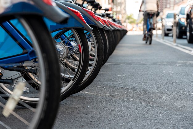 Nahaufnahme mit Fahrrädern und unscharfem städtischem Hintergrund