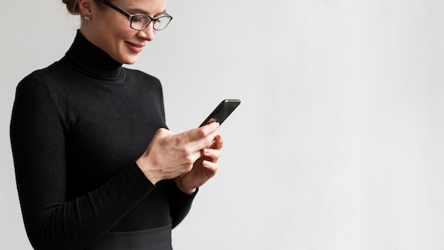 Kostenloses Foto nahaufnahme moder frau, die mobile verwendet