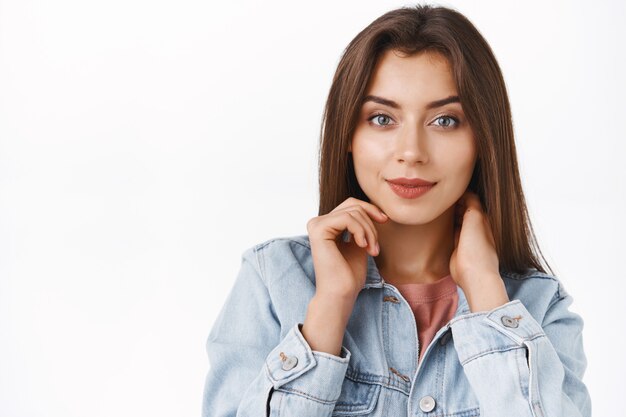 Nahaufnahme moderne stilvolle und freche verführerische brünette Frau in Jeansjacke