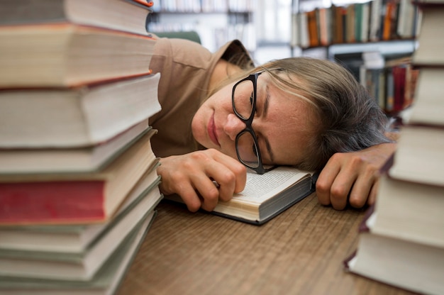 Nahaufnahme müde Frau an der Bibliothek