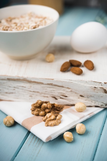 Kostenloses Foto nahaufnahme müsli in einer schüssel mit nüssen