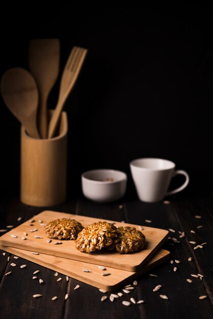 Nahaufnahme Müsli Kekse auf Holzbrett