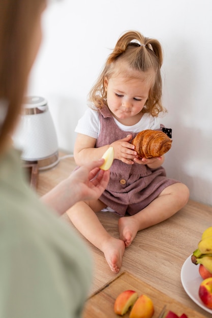 Kostenloses Foto nahaufnahme mutter füttert kind