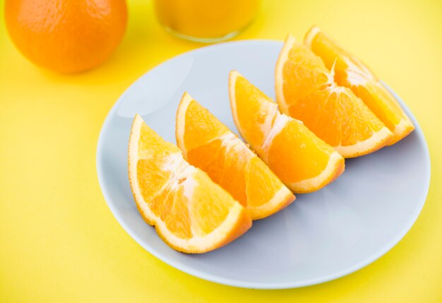 Nahaufnahme organische Orangenscheiben auf einem Teller