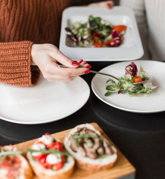 Nahaufnahme Person, die köstlichen Salat dient