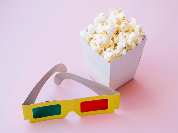 Kostenloses Foto nahaufnahme popcornbox mit 3d-brille