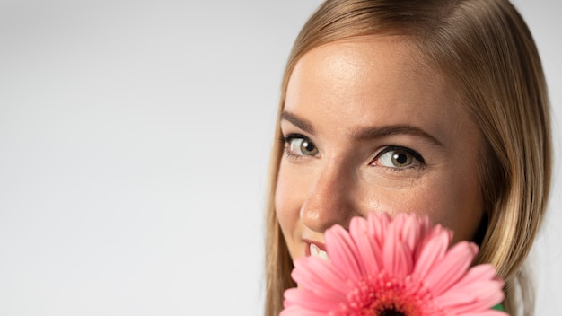 Nahaufnahme Porträt der schönen Frau mit Blumen