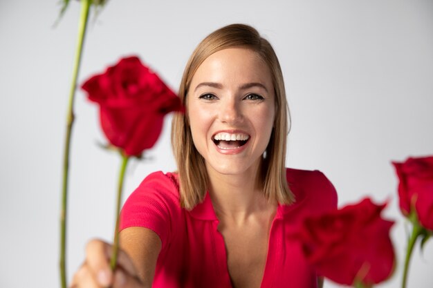 Nahaufnahme Porträt der schönen Frau mit Blumen
