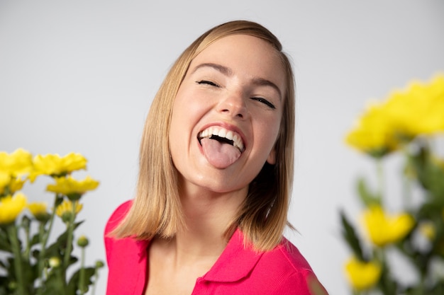 Nahaufnahme Porträt der schönen Frau mit Blumen