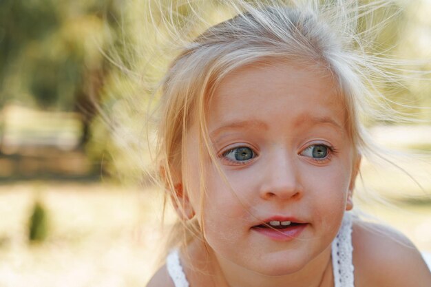 Nahaufnahme Porträt eines kleinen blonden Mädchens an einem Sommertag