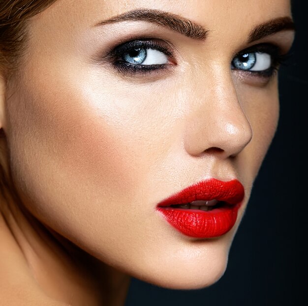 Nahaufnahme portrat der sinnlichen Zauberschönheits-Modelldame mit neuem täglichem Make-up mit den roten Lippen und sauberem gesundem Hautgesicht