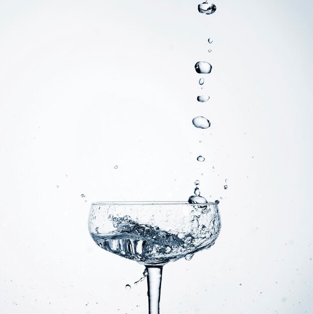 Nahaufnahme realistisches Wasser, das in Glas gießt