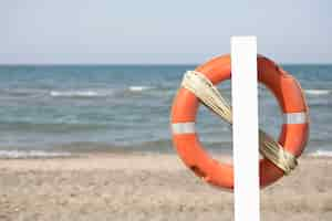 Kostenloses Foto nahaufnahme rettungsring am strand