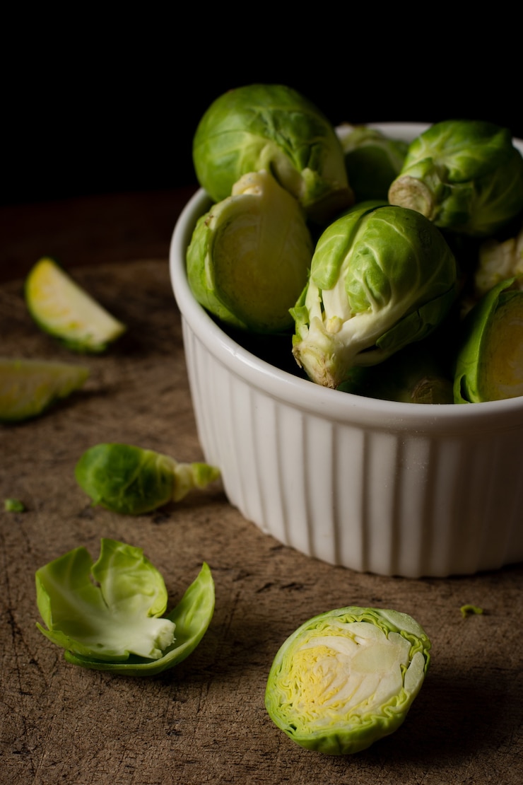 Kostenlose Foto nahaufnahme rosenkohl auf dem tisch