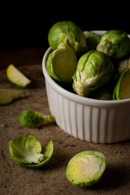 Nahaufnahme Rosenkohl auf dem Tisch