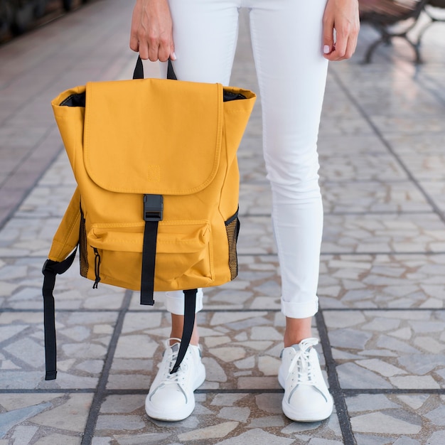 Nahaufnahme Rucksack und Frauenfüße im Bahnhof