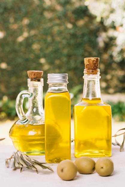 Nahaufnahme schoss Olivenölflaschen im Sonnenlicht