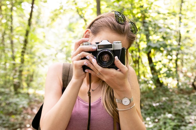 Kostenloses Foto nahaufnahme schoss vom mädchen, das ein foto macht