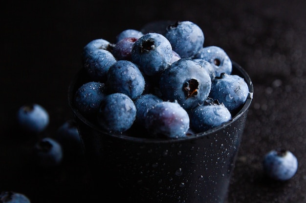 Nahaufnahme Schuss von Blaubeeren in einer schwarzen Schüssel