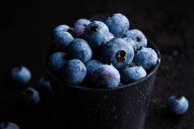 Nahaufnahme Schuss von Blaubeeren in einer schwarzen Schüssel