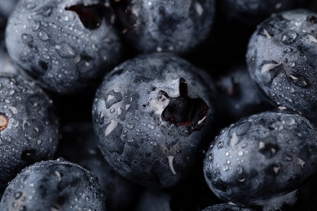 Nahaufnahme Schuss von Blaubeeren mit Wassertropfen