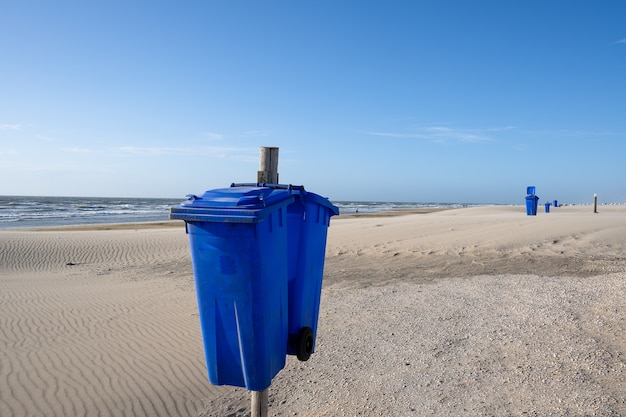 Kostenloses Foto nahaufnahme schuss von müllcontainern im strand bei sonnenuntergang