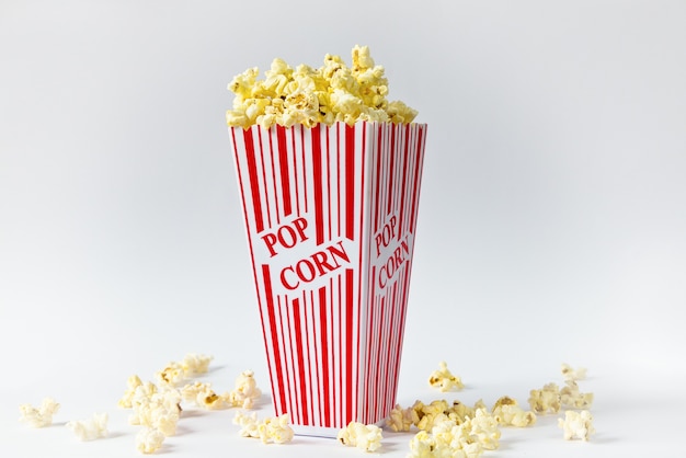 Kostenloses Foto nahaufnahme schuss von popcorn lokalisiert auf einem weißen tisch