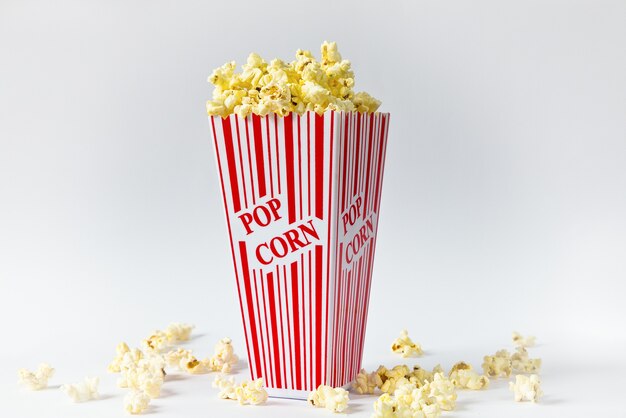 Nahaufnahme Schuss von Popcorn lokalisiert auf einem weißen Tisch