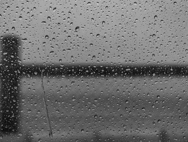 Nahaufnahme Schuss von Wassertropfen auf einem Fensterglas nach dem Regen