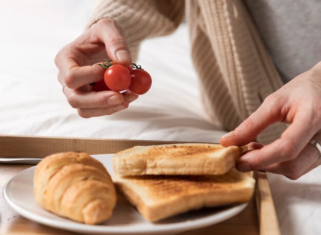 Nahaufnahme schwangere Frau essen