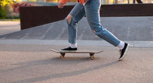 Nahaufnahme Skater, der im Park trainiert