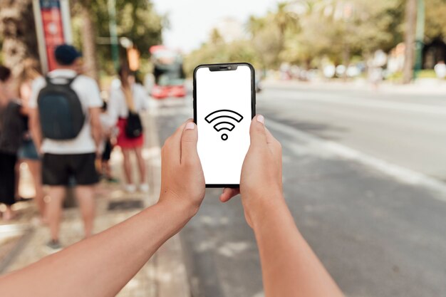 Nahaufnahme Smartphone mit drahtlosem Zeichen
