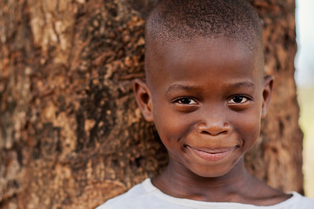 Nahaufnahme smiley afrikanisches Kind im Freien