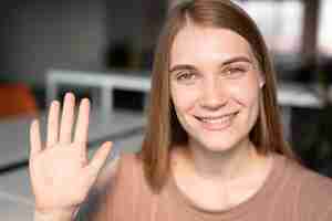 Kostenloses Foto nahaufnahme smiley-frau bei der arbeit