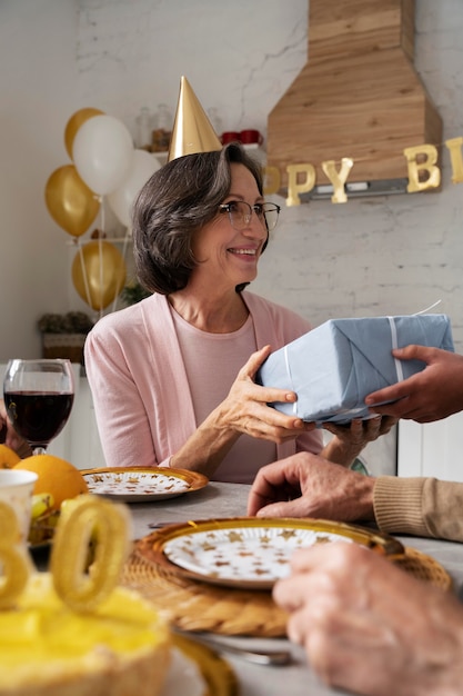 Nahaufnahme Smiley-Frau, die Geschenk erhält