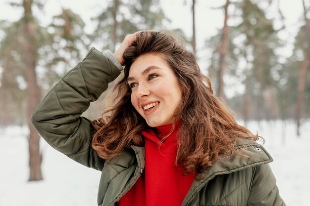 Nahaufnahme Smiley Frau im Freien