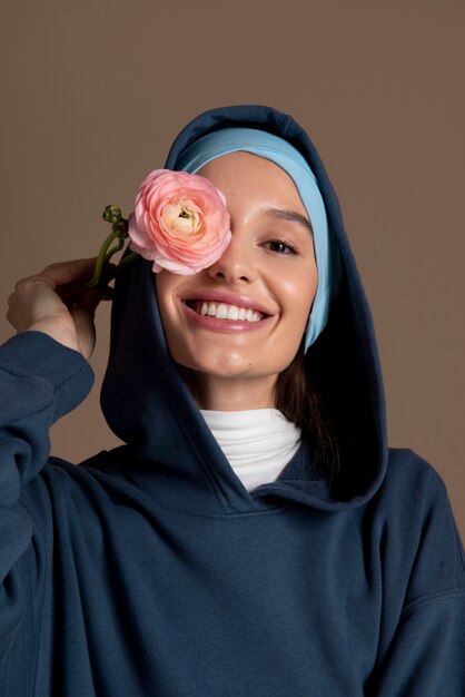 Nahaufnahme Smiley-Frau mit Blume