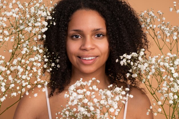 Nahaufnahme Smiley-Frau mit Blumen