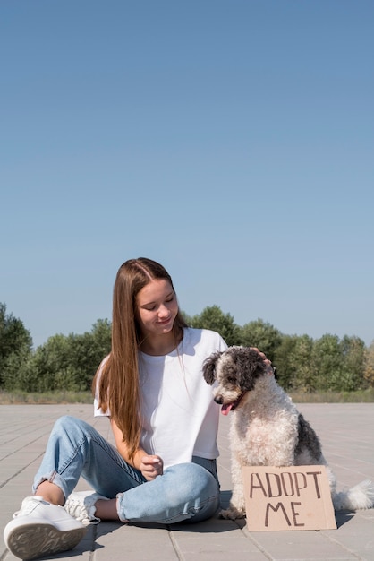 Nahaufnahme smiley Mädchen, das niedlichen Hund streichelt