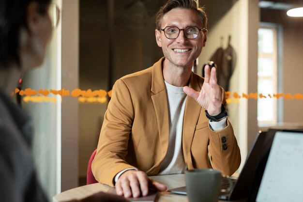 Nahaufnahme Smiley-Mann bei der Arbeit