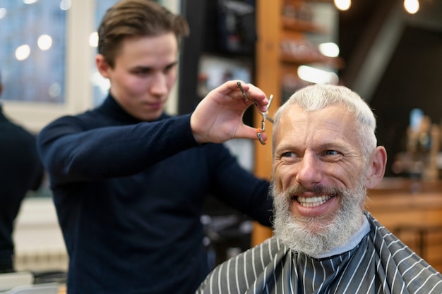 Nahaufnahme Smiley-Mann beim Haarschnitt